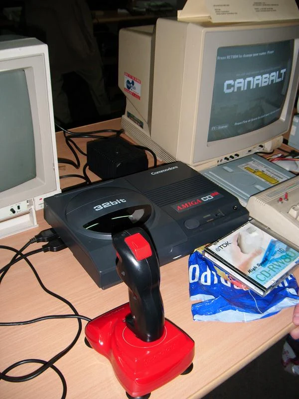 Amiga CD32 w tle - swego czasu, niesamowicie drogi sprzęt Amiga CD32 w tle - swego czasu, niesamowicie drogi sprzęt