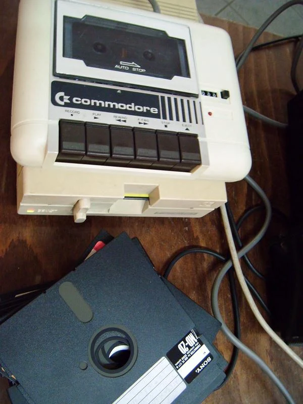 Kto miał C-64 ten pamięta, że gry wgrywało się z kaset, wcześniej często ustawiając jeszcze głowicę Kto miał C-64 ten pamięta, że gry wgrywało się z kaset, wcześniej często ustawiając jeszcze głowicę