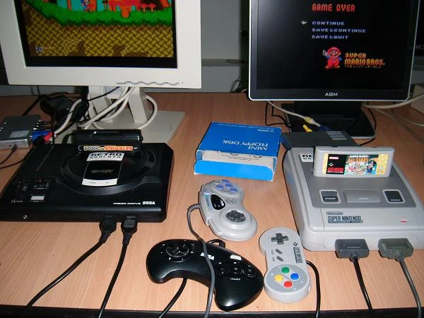 Sega Mega Drive (z lewej) oraz Super Nintendo - kiedyś dwóch konkurentów epoki 16-bitowych konsol Sega Mega Drive (z lewej) oraz Super Nintendo - kiedyś dwóch konkurentów epoki 16-bitowych konsol