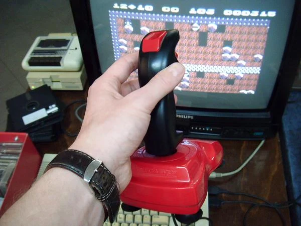 Joystiq (chyba Quickshot, nie jesteśmy pewni). Ten sprzęt regularnie doznawał "kontuzji" Joystiq (chyba Quickshot, nie jesteśmy pewni). Ten sprzęt regularnie doznawał "kontuzji"