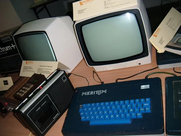 Cóż za połączenie - kultowy polski magnetofon marki Unitra oraz komputer Meritum Cóż za połączenie - kultowy polski magnetofon marki Unitra oraz komputer Meritum