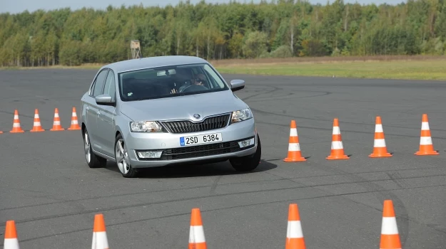 Nowa Skoda Rapid powstała na przedłużonej płycie podłogowej VW Polo. Auto mierzy 448 cm długości i 171 cm szerokości, czyli nieco mniej niż np. Chevrolet Cruze.