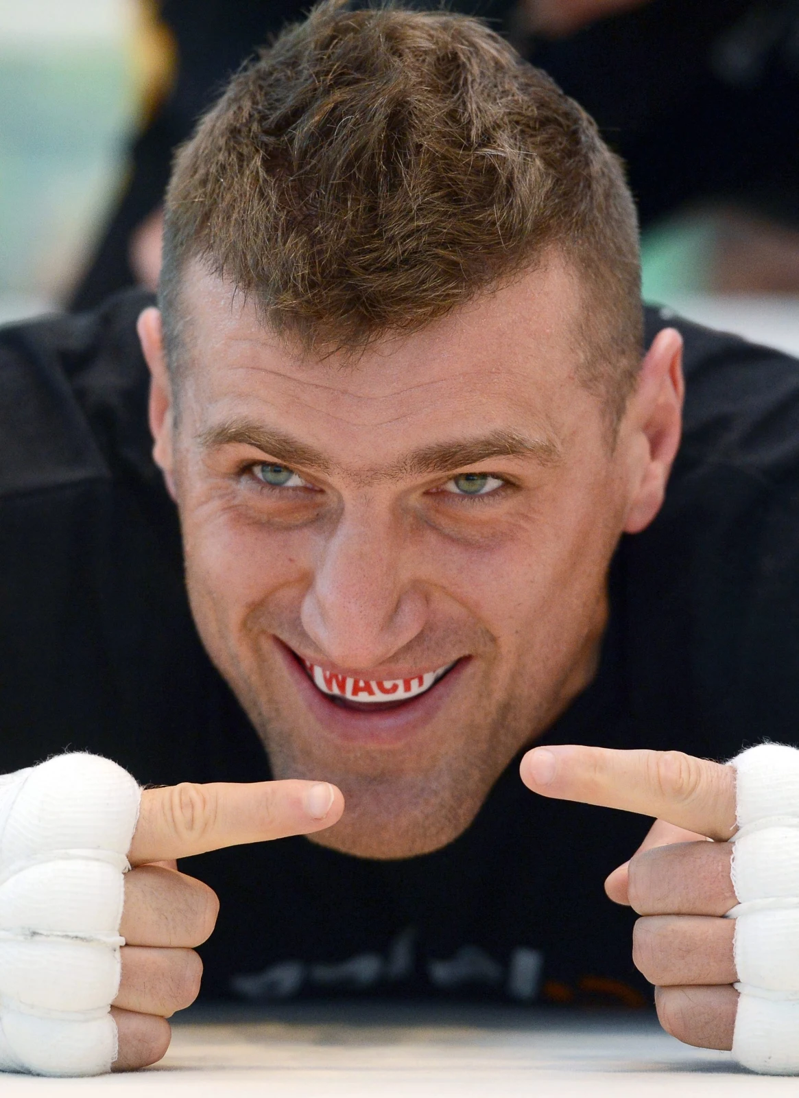 Stawką pojedynku są pasy mistrzowskie federacji WBA, IBF, WBO i IBO.