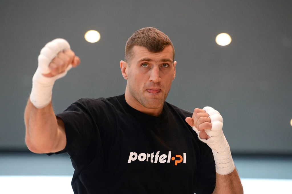 Stawką pojedynku są pasy mistrzowskie federacji WBA, IBF, WBO i IBO.
