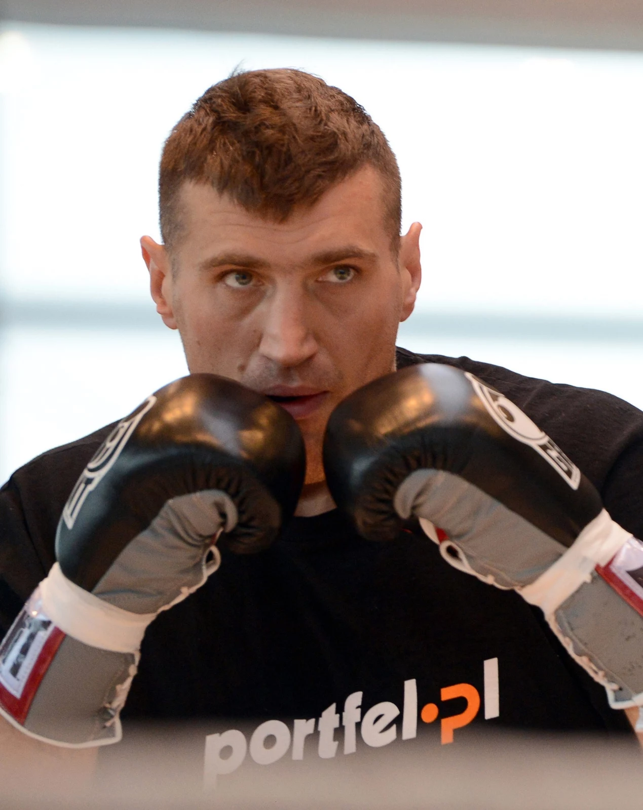 Stawką pojedynku są pasy mistrzowskie federacji WBA, IBF, WBO i IBO.