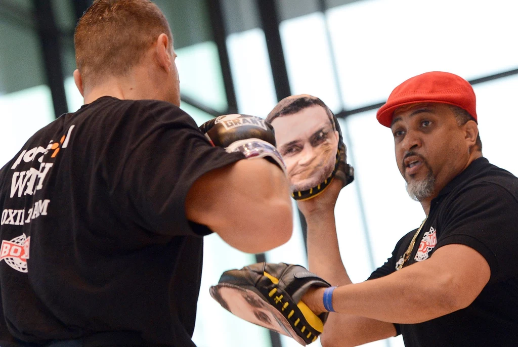 Stawką pojedynku są pasy mistrzowskie federacji WBA, IBF, WBO i IBO.