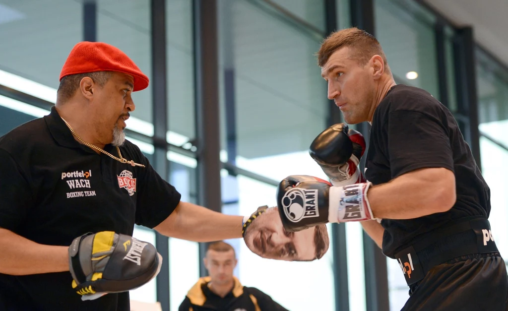 Stawką pojedynku są pasy mistrzowskie federacji WBA, IBF, WBO i IBO.