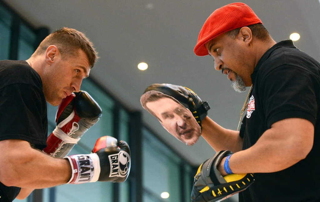 Stawką pojedynku są pasy mistrzowskie federacji WBA, IBF, WBO i IBO.