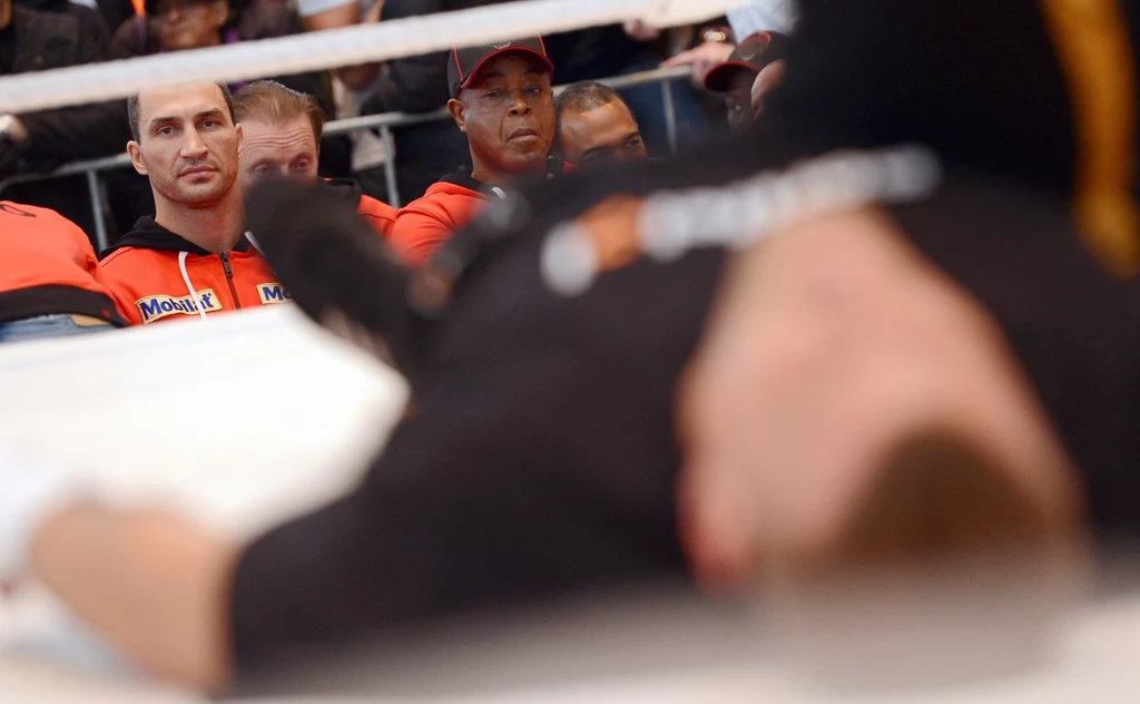 Stawką pojedynku są pasy mistrzowskie federacji WBA, IBF, WBO i IBO.