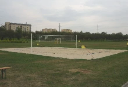 Boisko do siatkówki plażowej znajdujące się na terenie ośrodka. Tylko pogoda nie dopisuje.