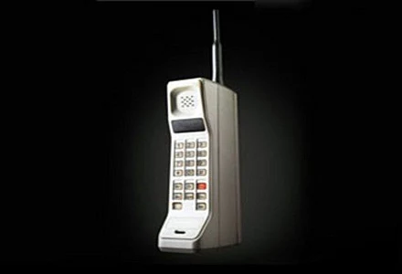 DynaTAC 8000X. Debiut: 13.10.1983. Taki telefon miał Michael Douglas w firmie "Wall Street". DynaTAC 8000X. Debiut: 13.10.1983. Taki telefon miał Michael Douglas w firmie "Wall Street".