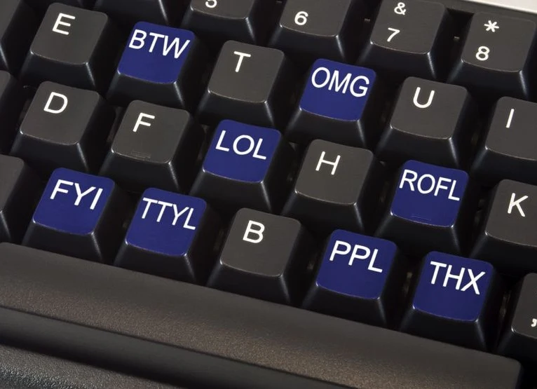 Internetowe akronimy są dziś częścią naszego języka. Posługujemy się nimi na co dzień Internetowe akronimy są dziś częścią naszego języka. Posługujemy się nimi na co dzień