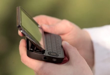 Nokia N97 - użytkownicy coraz częściej chcą kupić telefon samemu, a nie korzystając z gotowych ofert