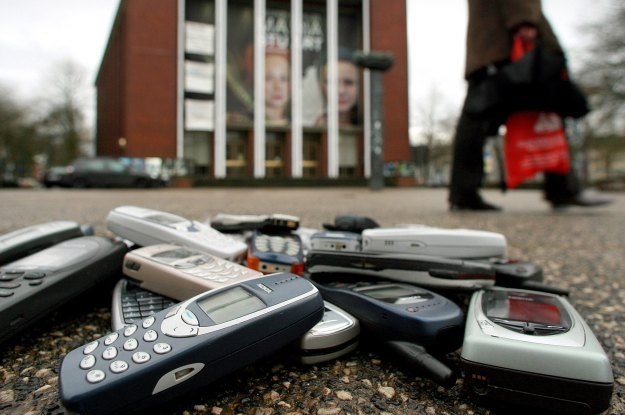 Stary telefon można dać komuś z rodziny, ale w końcu będziemy musieli się go pozbyć