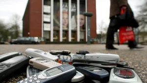 Stary telefon można dać komuś z rodziny, ale w końcu będziemy musieli się go pozbyć