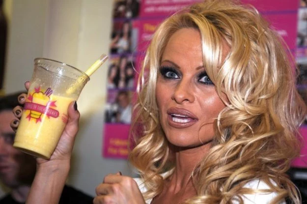 Pamela Anderson - dość niepytowy wybór, jak na Nokię. Ale trzeba próbować wszystkiego