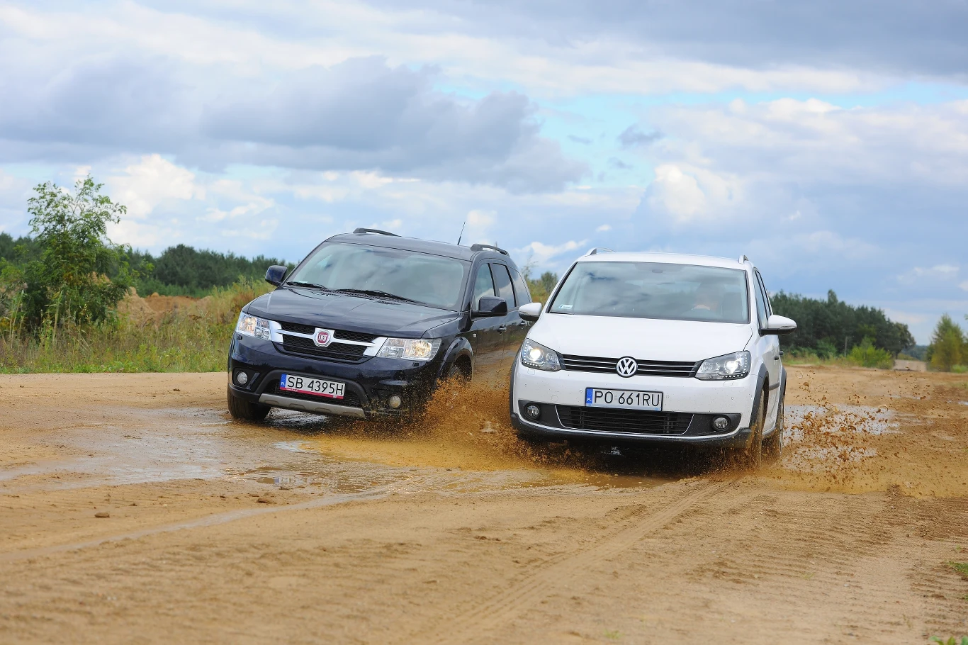 Fiat standardowo jest autem 7-osobowym. VW za 2 dodatkowe miejsca wymaga dopłaty.