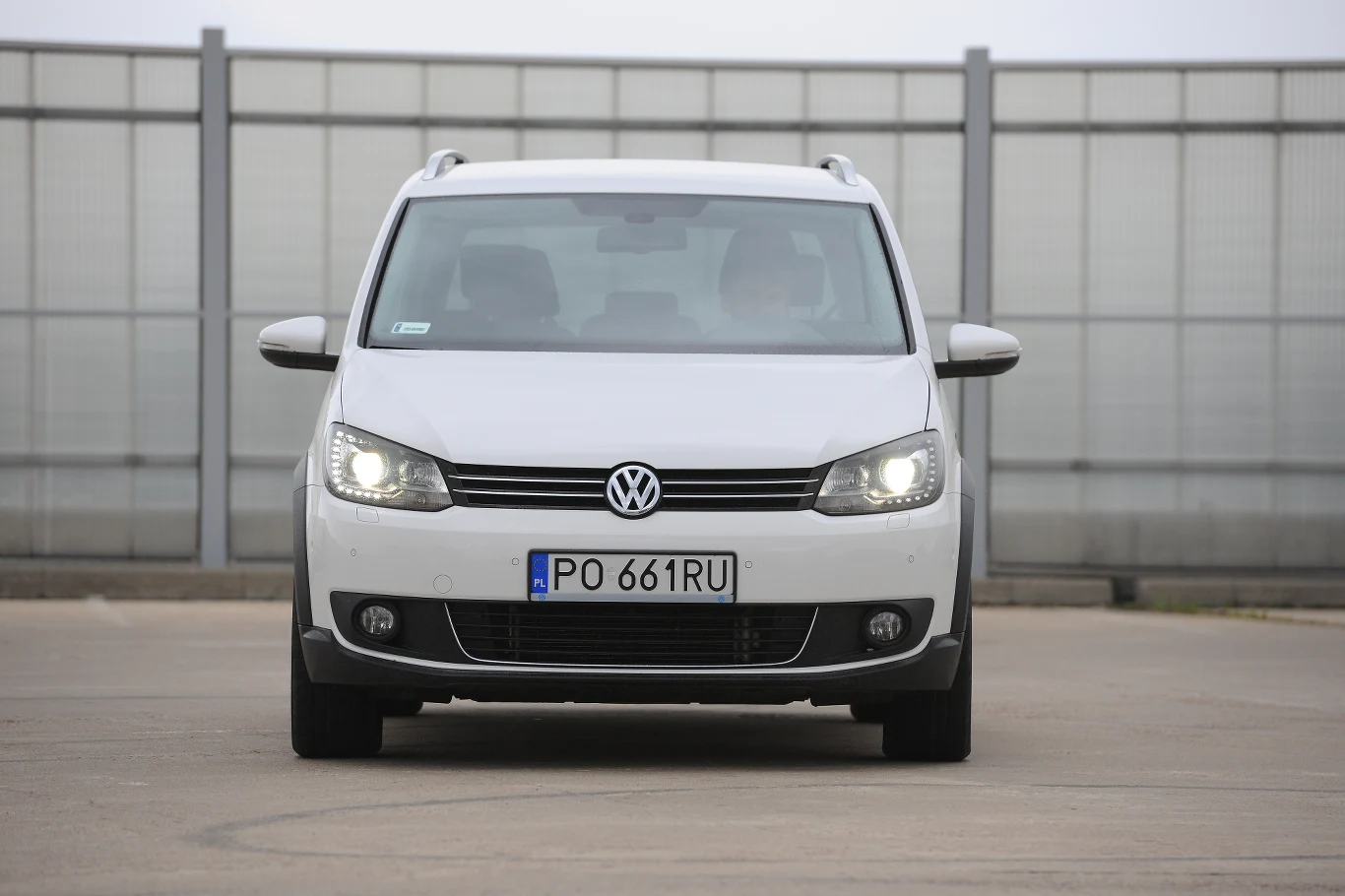 Światła do jazdy dziennej plus biksenony. Reflektory Tourana są jego mocną stroną.