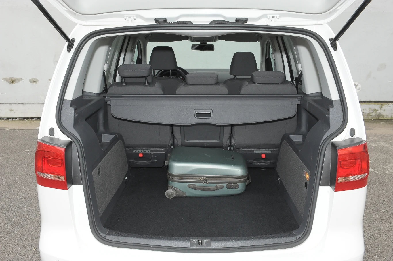 Bagażnik wersji 5-osobowej jest ogromny (695 l).