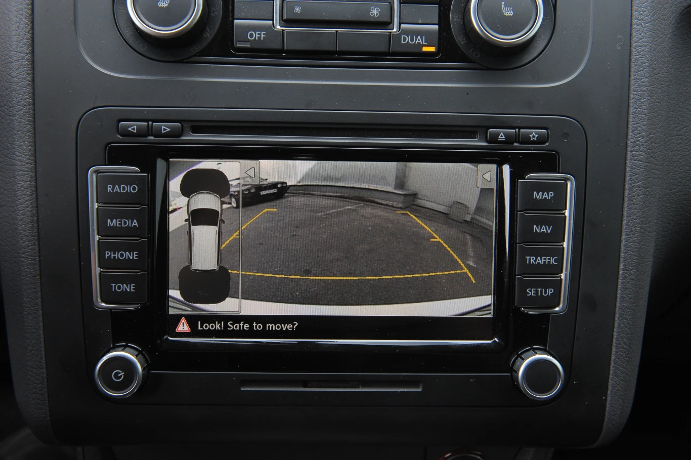 Kamera znacznie ułatwia manewrowanie. VW oferuje też system automatycznego parkowania.