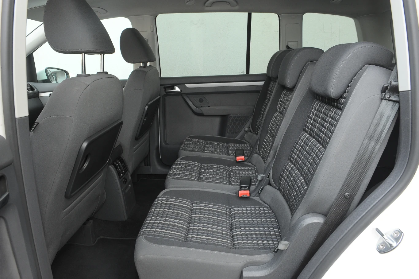 Drugi rząd siedzeń składa się z 3 niezależnych foteli. To typowe rozwiązanie w tej klasie.