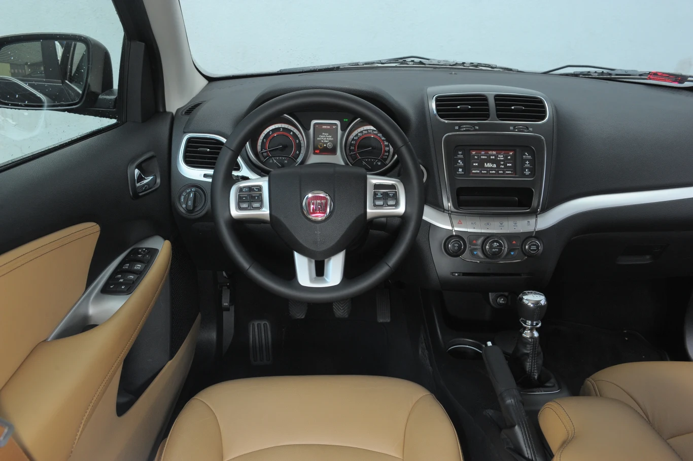 Freemont zaskakuje pozycją za kierownicą, która przypomina bardziej auto osobowe niż minivana. Plusy za czytelność kokpitu, niezłe tworzywa i dobrą widoczność.