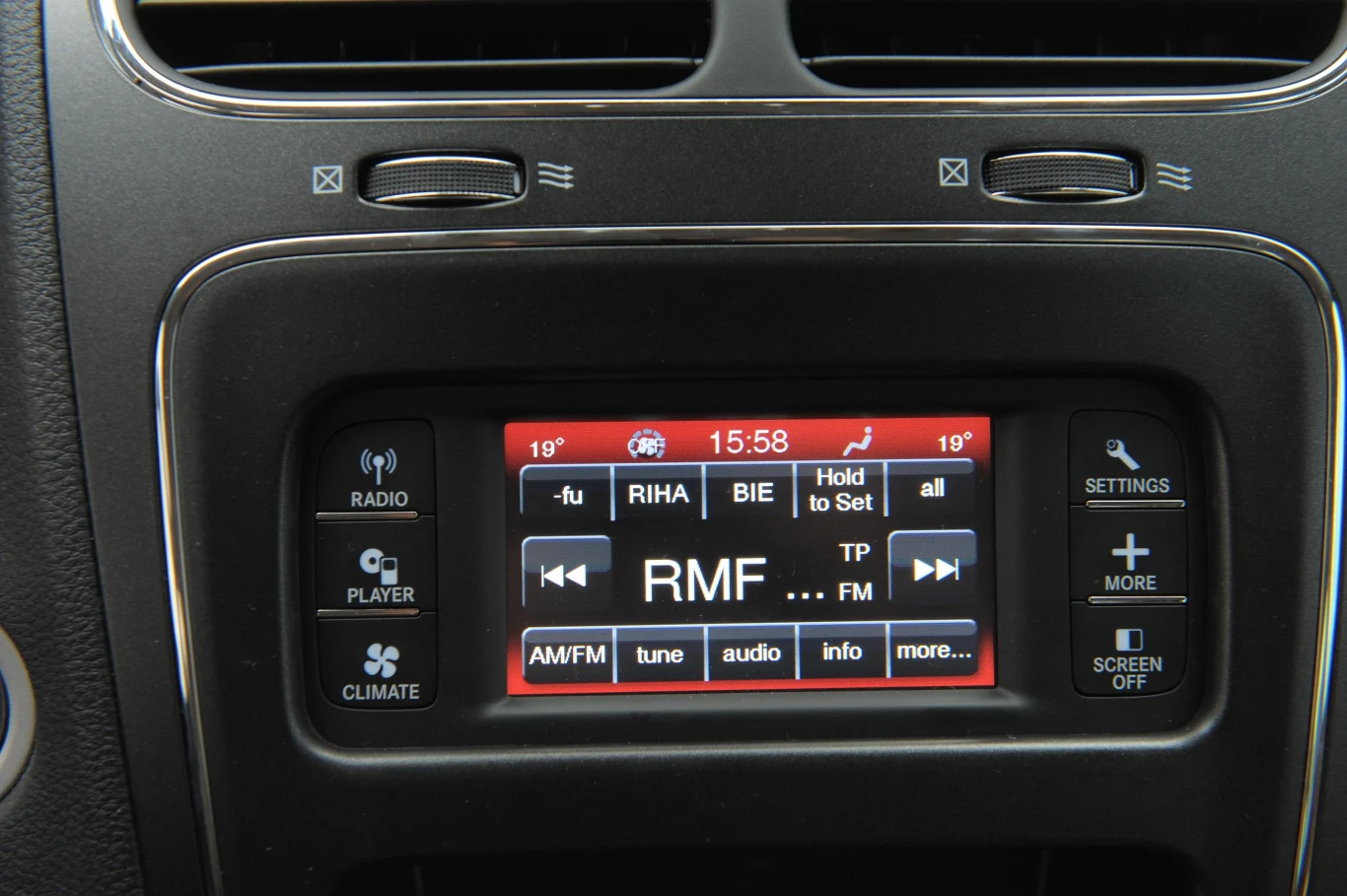 Mały ekran i mało intuicyjna obsługa. Audio montowane w Fiacie musi uznać wyższość konkurenta.