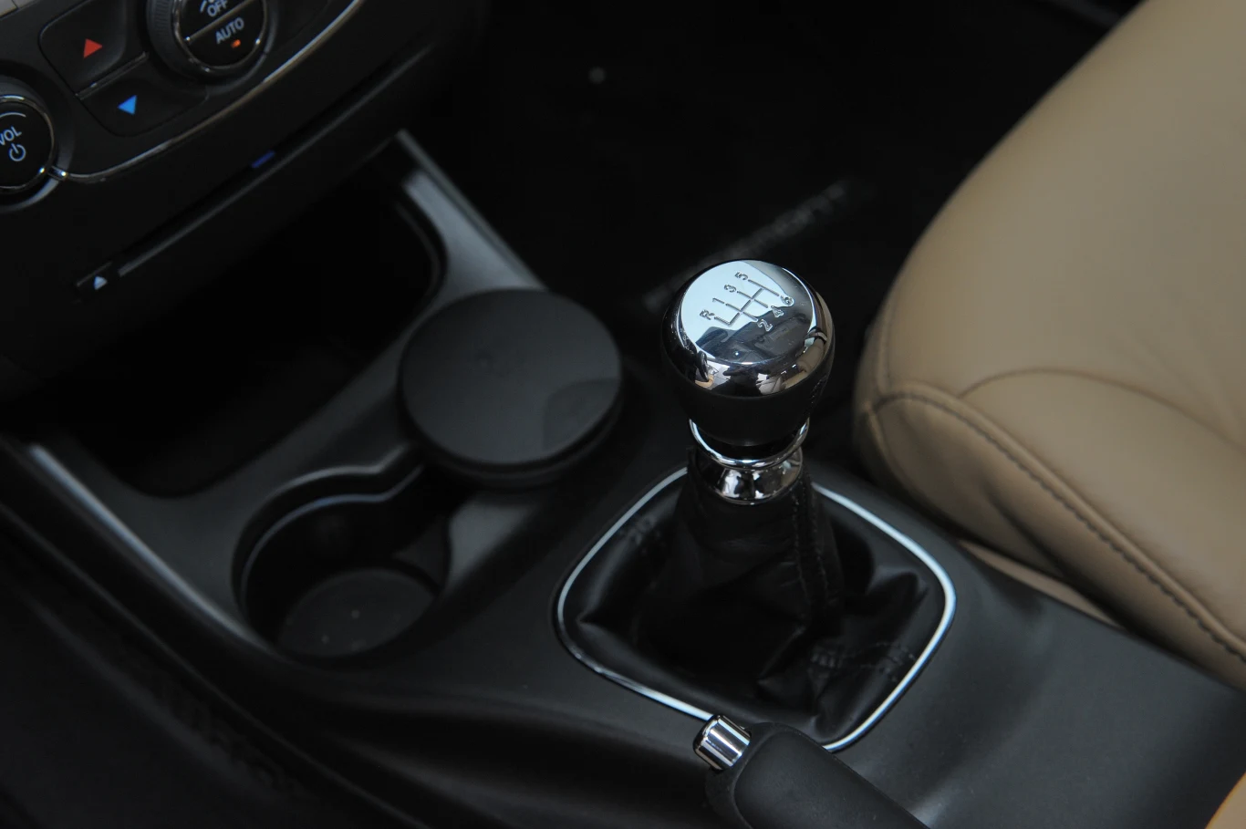 Sześciobiegowa skrzynia Freemonta nie jest przykładem idealnej precyzji działania.