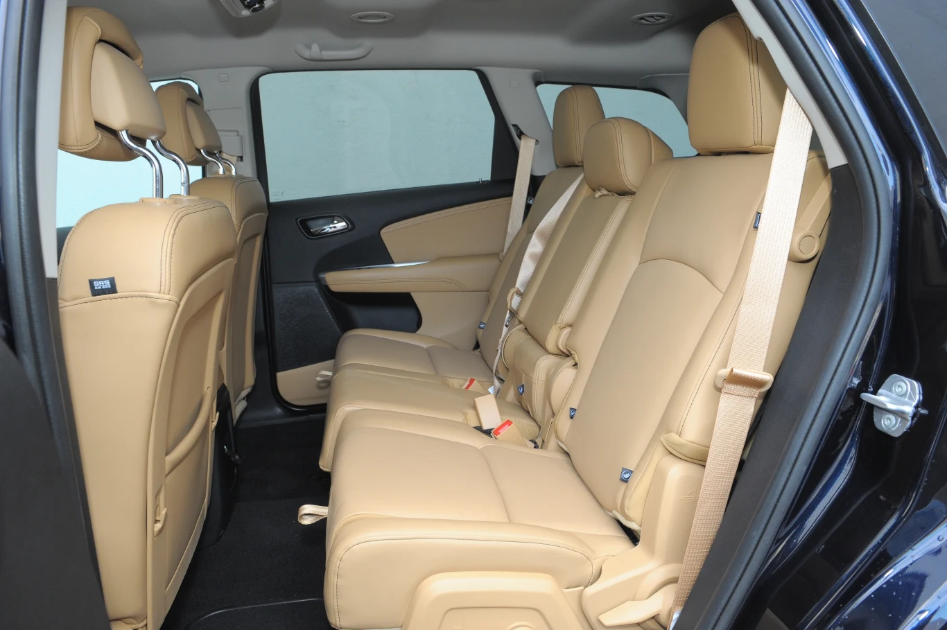 Kanapa drugiego rzędu dzieli się na dwie części. Można je przesuwać i regulować kąt nachylenia oparć.