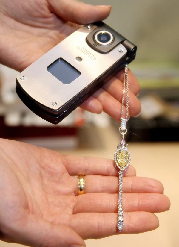 Telefon komórkowy zaprojektowany przez jubilerów z firmy Diaddict. Wartość: około 850 tys. dolarów.