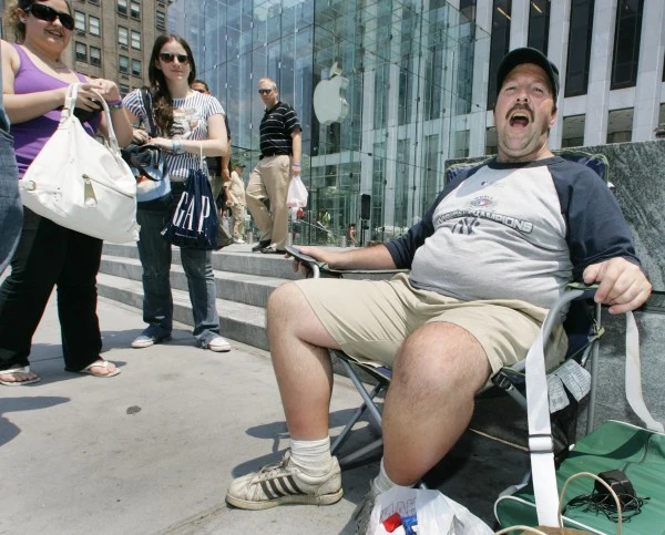 Greg Packer, jedna z pierwszych osób, które ustawiły się w kolejce po iPhone