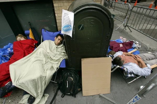 Niektórzy są już wykończeni wielogodzinnym czekaniem.