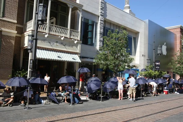 Jeszcze tylko kilka chwil, a marzenie stanie się faktem. Parasolki mają chronić przed promieniami słonecznymi.