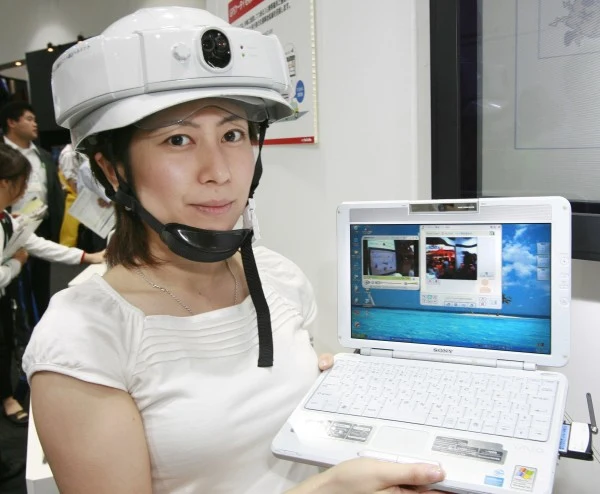 Kask dla ratowników o nazwie U-met, który wyposażono w kamerę QVGA, moduł GPS oraz telefon działający w technologii 3G.