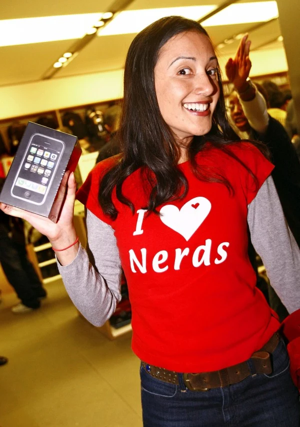 "Kocham nerdów" - mówi napis na koszulce. Czy iPhone trafi jedynie do fanów gadżetów? "Kocham nerdów" - mówi napis na koszulce. Czy iPhone trafi jedynie do fanów gadżetów?