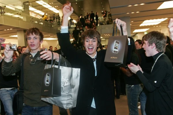 W centrum Londynu gorączka związana z zakupem komórki Apple nie różniła się od sytuacji w Niemczech. W centrum Londynu gorączka związana z zakupem komórki Apple nie różniła się od sytuacji w Niemczech.