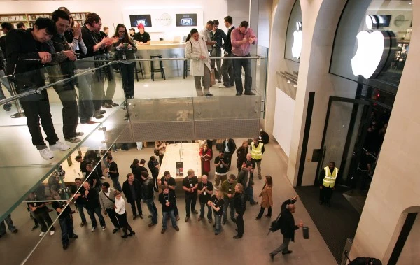 Centrum handlowe w Londynie. Ludzie gromadzą się czekając w napięciu na telefon iPhone od Apple - bez wątpienia najbardziej popularny gadżet tego roku. Centrum handlowe w Londynie. Ludzie gromadzą się czekając w napięciu na telefon iPhone od Apple - bez wątpienia najbardziej popularny gadżet tego roku.