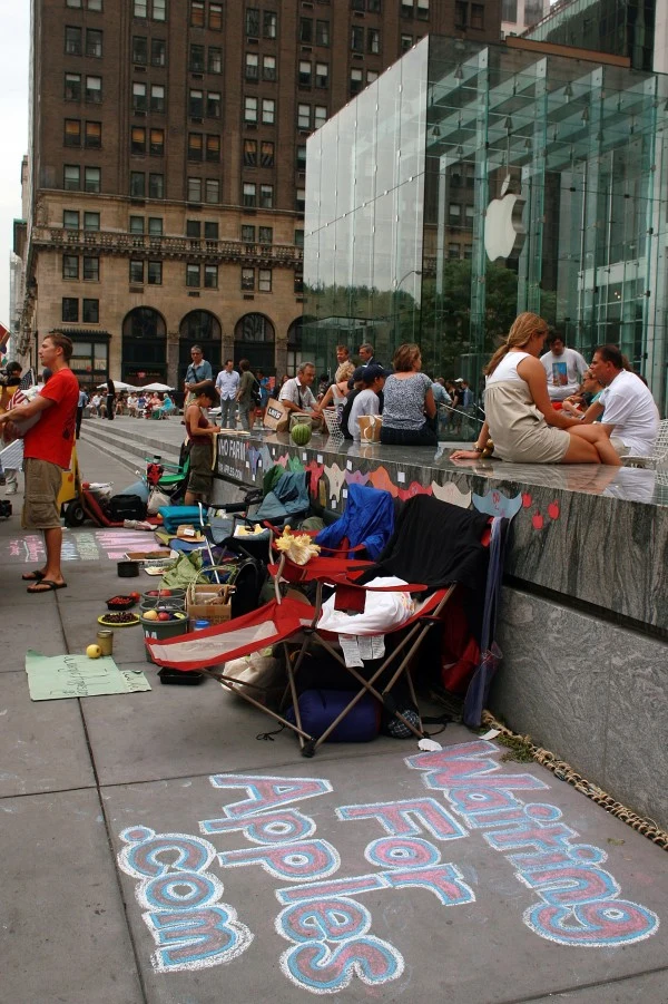 Nowy Jork, Piąta Aleja. Tłumy czekają na upragniony telefon.