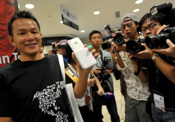 Hong-Kong - jedna z pierwszych osób, która kupiła nowego iPhone'a.
