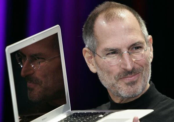 Współzałożyciel firmy Apple przedstawia nowego Macbooka Air w 2008 roku.