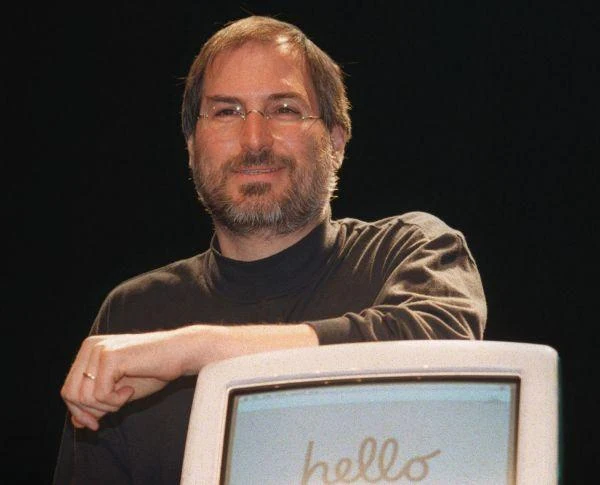 Steve Jobs na konferencji prasowej w Paryżu w 1998 roku.