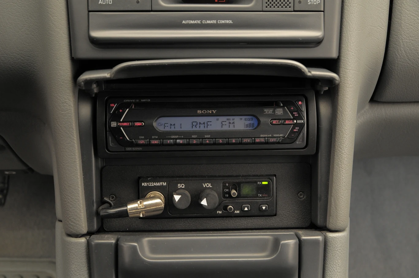 Pod klapką użytkownik zamontował radioodtwarzacz i CB radio.
