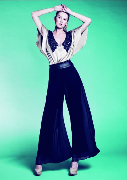 Kolekcja zainspirowana zjawiskiem przenikania. Wykorzystano w niej unikatowe gipiury pokryte warstwą laki, elastyczne siatki, oraz jedwabne żorżety wyszywane cekinami. 