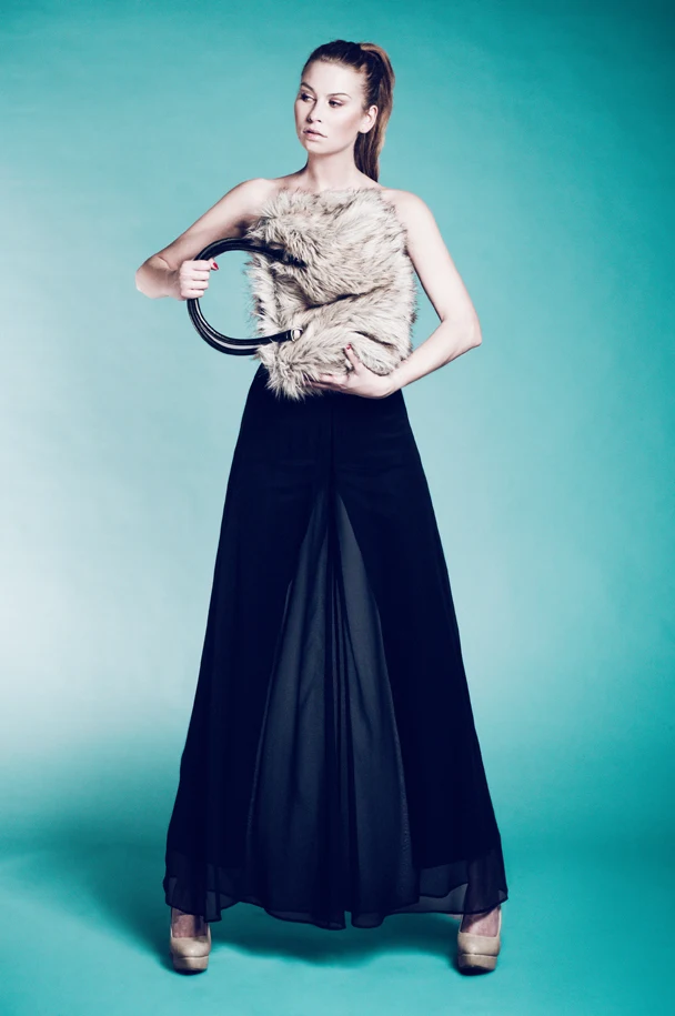 Kolekcja zainspirowana zjawiskiem przenikania. Wykorzystano w niej unikatowe gipiury pokryte warstwą laki, elastyczne siatki, oraz jedwabne żorżety wyszywane cekinami. 