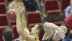 Koszykarz Asseco Prokom Gdynia Piotr Szczotka (L) w pojedynku z Kristianem Kangurem (P) z Montepaschi Siena
