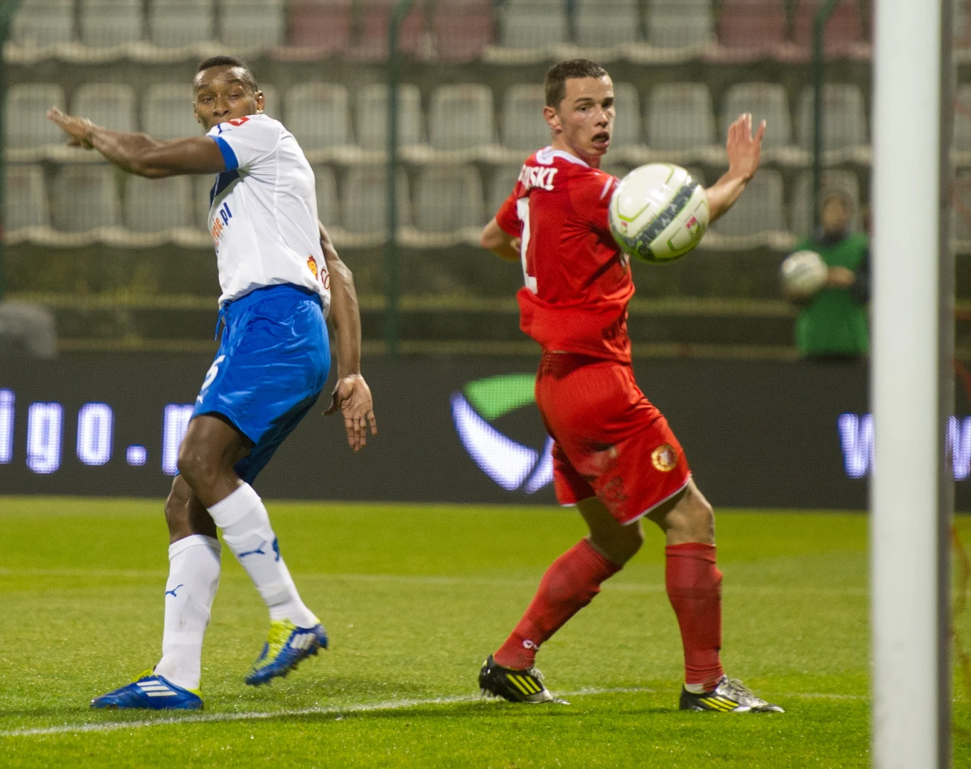 Jakub Bartkowski (P) z Widzewa i Manuel Arboleda z Lecha