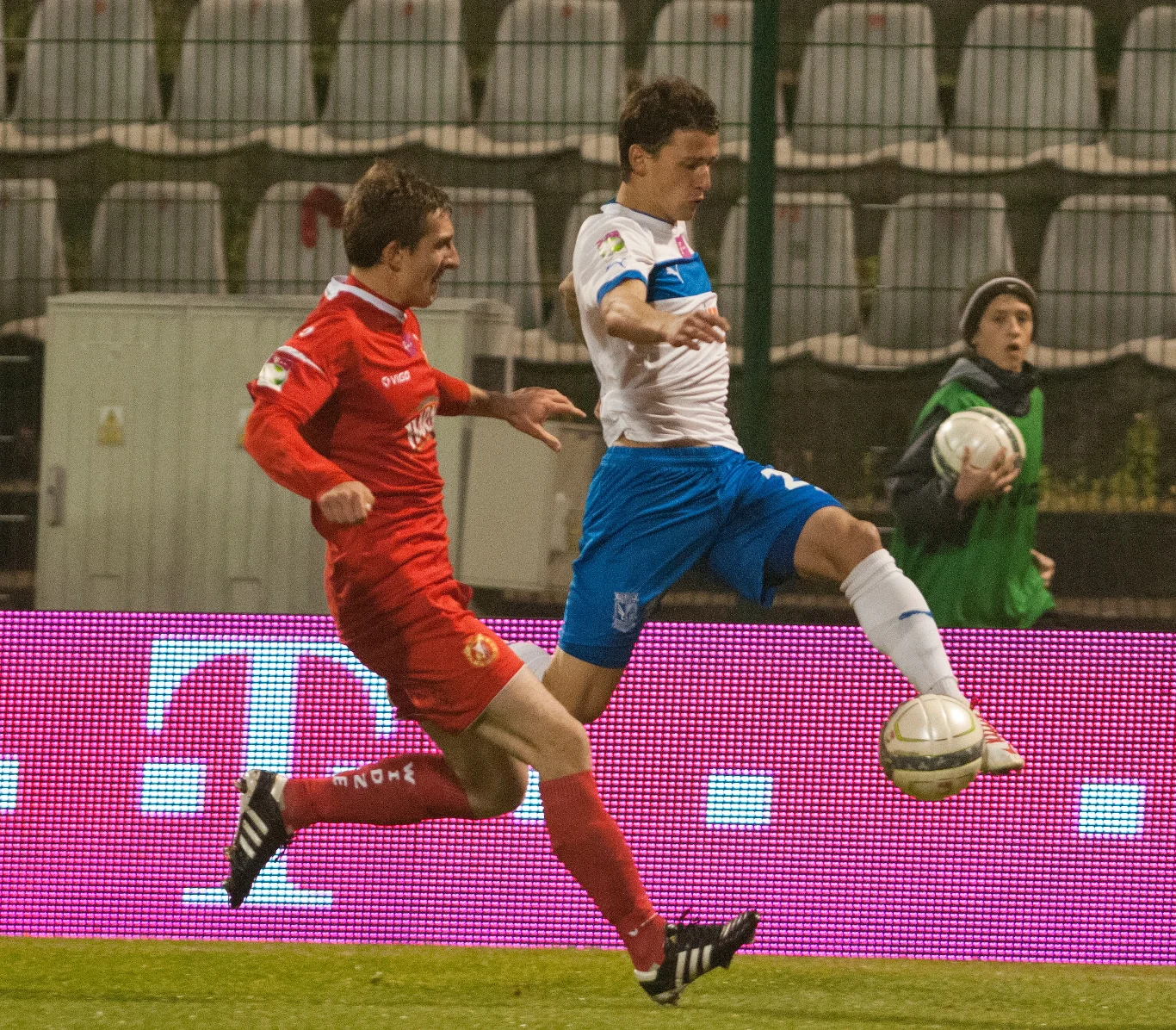 Sebastian Dudek (L) z Widzewa i Aleksandar Tonev (P) z Lecha 