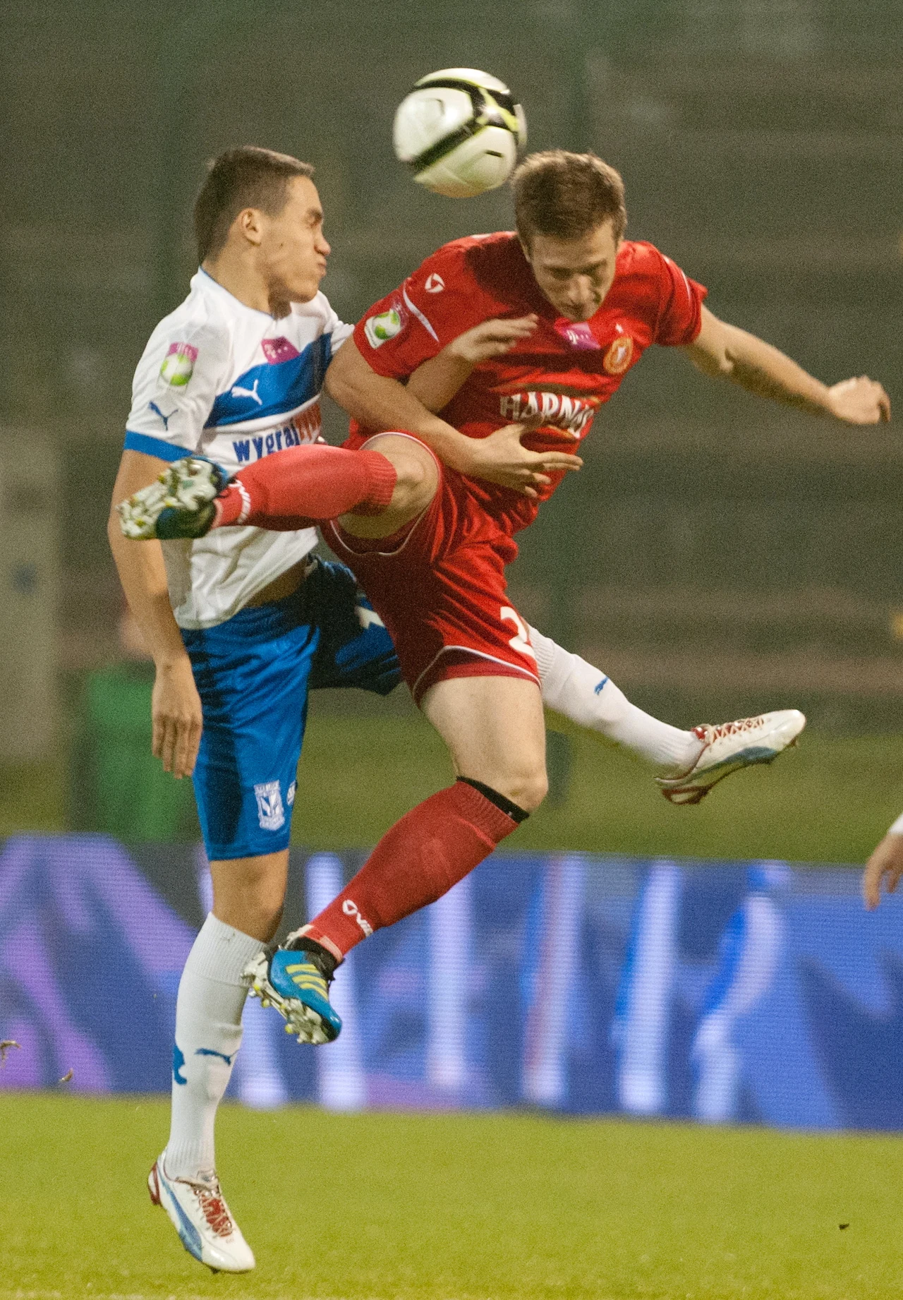 Jakub Bartkowski (P) z Widzewa i Vojo Ubiparip (L) z Lecha