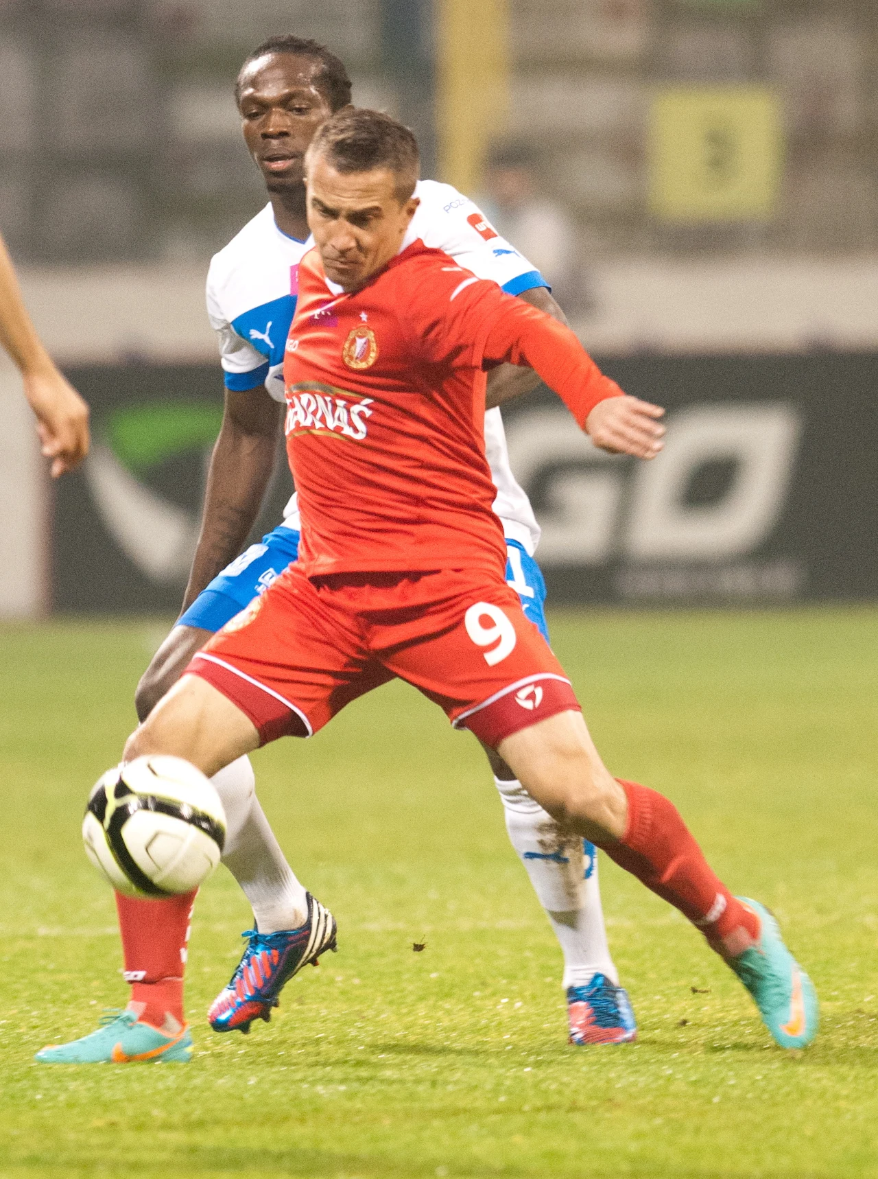 Kebbba Ceesay z Lecha naciera na Marcina Kaczmarka z Widzewa