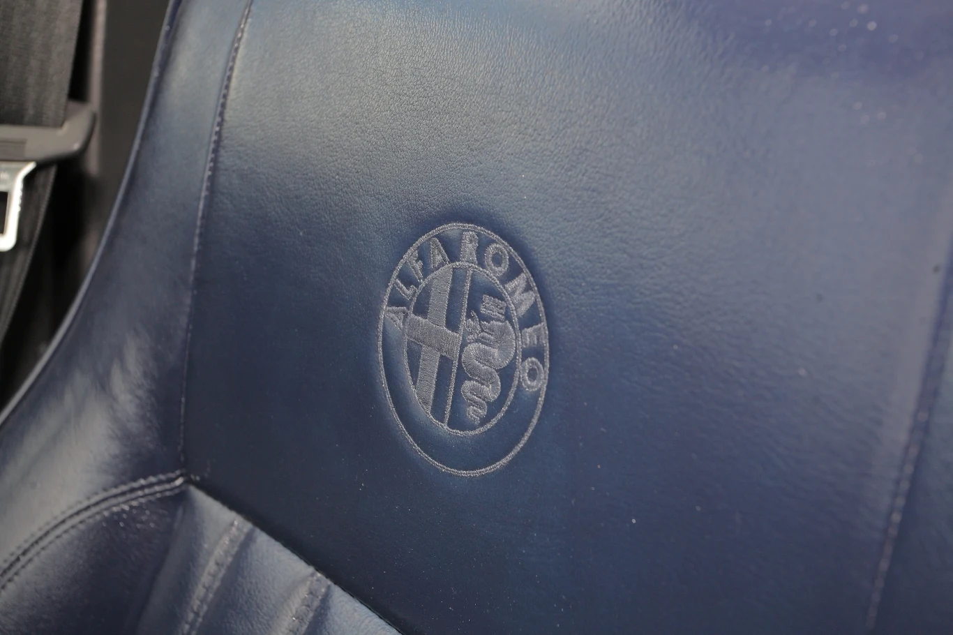 Właśnie za takie akcenty można zakochać się w Alfie Romeo. Właśnie za takie akcenty można zakochać się w Alfie Romeo.